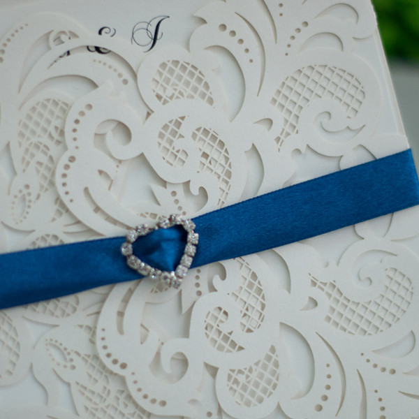 Convite de casamento charmoso com strass Buckle Azul WPL0081